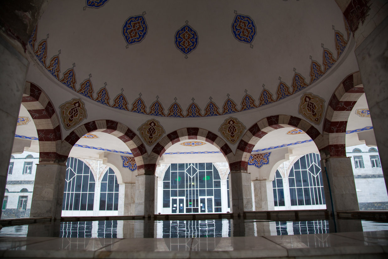 Азан в джума мечети. Центральная Джума-мечеть Махачкала. Центральная Джума-мечеть (Дагестан, Махачкала). Центральная Джума-мечеть достопримечательности Дагестана. Джума мечеть Махачкала внутри.