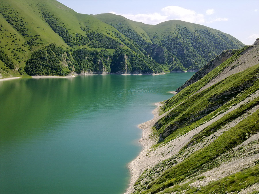 Озера северного кавказа. Озеро Кезеной-ам Чеченская Республика. Кезеной ам Грозный. Башни у озера Кезеной-ам. Река Кезеной ам.